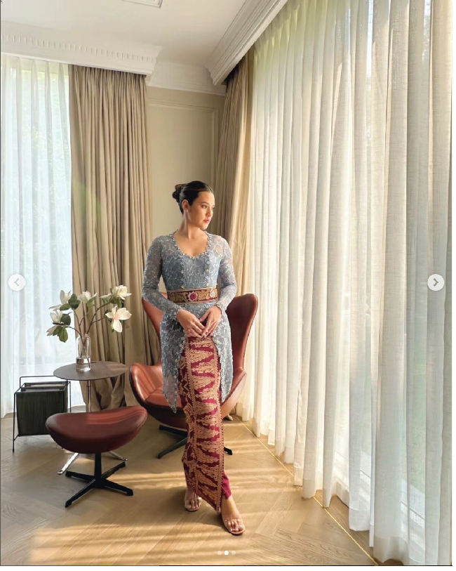 Penyanyi Raisa tampil memesona memakai kebaya berwarna biru saat menghadiri pernikahan sepupunya Marco Ivanos. Foto: Instagram