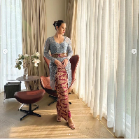 Penyanyi Raisa tampil memesona memakai kebaya berwarna biru saat menghadiri pernikahan sepupunya Marco Ivanos. Foto: Instagram