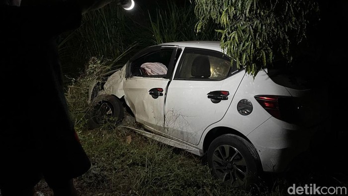 Kondisi Mobil Brio yang mengalami kecelakaan tunggal di Kulon Progo, Selasa (11/6/2024).