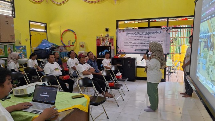 Kegiatan pendampingan dosen dan mahasiswa Unair di Kampung Lontong Surabaya.