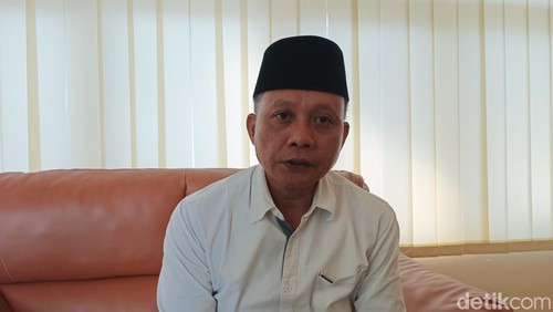 Kepala Seksi Haji Kamenag Lombok Tengah Lalu Samsul Hadi saat ditemui detikBali di kantornya, Selasa (11/6/2024).