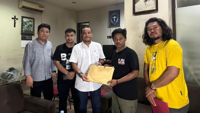 Ketua Cabang GMKI Tobelo Johan Rivaldo Djini bersama Korwil GMKI Wilayah Maluku Utara Fandy datang ke Jakarta, melaporkan kejadian Bupati Halmahera Utara Frans Manery ke Pengurus GMKI Pusat.