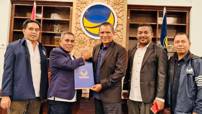 Ketua DPW NasDem NTT, Edistasius Endi, saat menerima rekomendasi dari DPP NasDem di NasDem Tower. (Dok. DPW NasDem NTT)