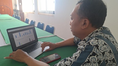 Ketua LPA Kota Mataram, Joko Jumadi, sekaligus Satgas Pencegahan dan Penanganan Kekerasan Seksual (PPKS) Unram saat memeriksa data kekerasan seksual dari awal 2024, Selasa (11/6/2024). (Nathea Citra/detikBali)