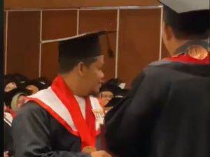 Kocak! Viral Momen Anak Kos Mewisuda Bapak Kosnya, Ini Kisah di Baliknya