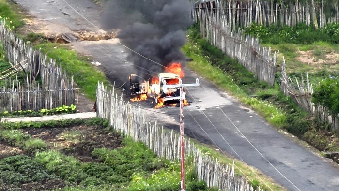 KKB menembak mati sopir dan membakar mobil korban di Paniai.