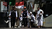 Petugas Penyelenggara Ibadah Haji (PPIH) Daker Makkah membantu jemaah haji Indonesia kloter 106 embarkasi Surabaya setibanya di hotel di Makkah, Arab Saudi, Selasa (11/6/2024). 