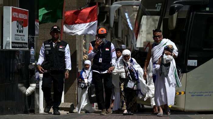 Petugas Penyelenggara Ibadah Haji (PPIH) Daker Makkah membantu jamaah calon haji Indonesia kloter 106 embarkasi Surabaya setibanya di hotel di Makkah, Arab Saudi, Selasa (11/6/2024). Fase kedatangan jamaah haji Indonesia 1445 H/2024 M di tanah suci telah berakhir pada Selasa 11 Juni 2024 yang ditandai dengan mendaratnya 333 jamaah yang tergabung dalam kelompok terbang 106 embarkasi Surabaya (SUB-106). ANTARA FOTO/Sigid Kurniawan/aww.