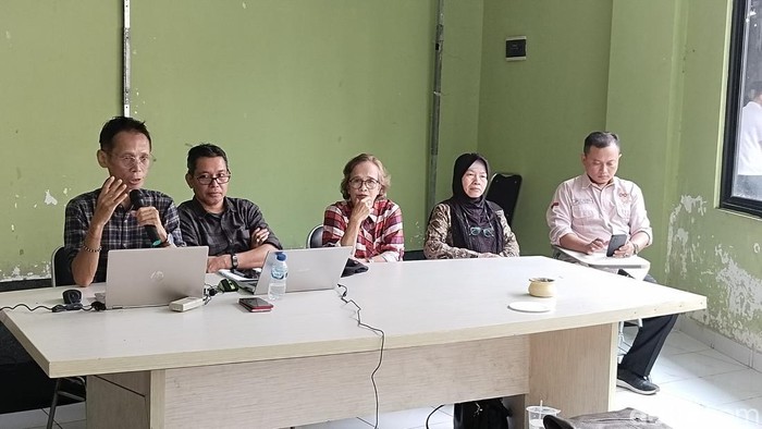 Koalisi Masyarakat Penutur Bahasa Daerah saat menyampaikan pernyataan sikap mengecam dihentikannya pembahasan RUU Bahasa Daerah.