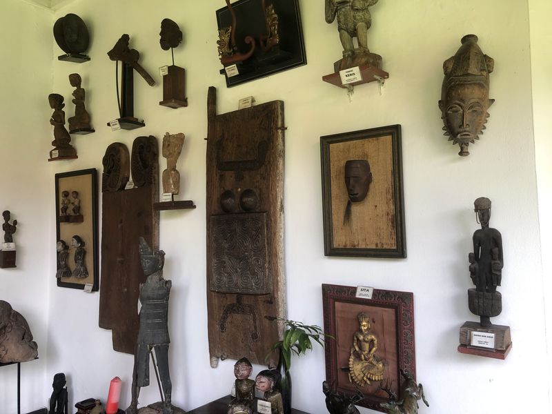 Koleksi barang antik di Museum Tengah Kebun.