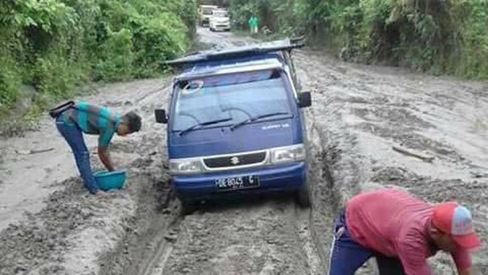 Kondisi jalan antarkecamatan Seram Bagian Barat dan Huamual yang rusak parah.
