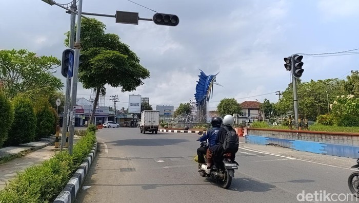 Lampu merah di Bundaran Marlin Pangandaran mati.