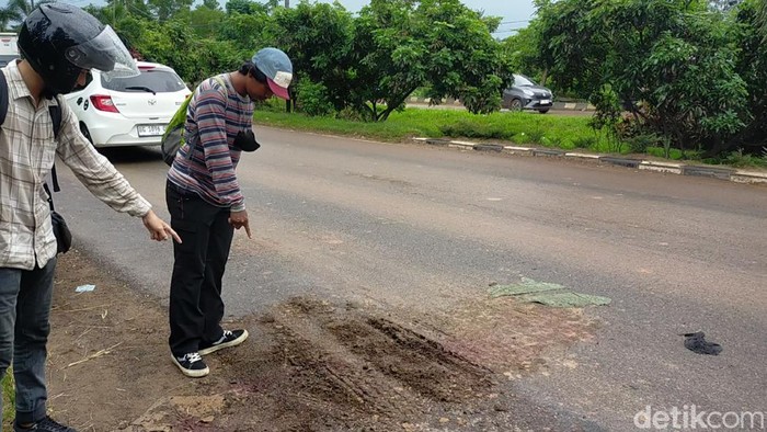 Lokasi tewasnya Risky Nur Shiva (19) yang terlindas truk usai motornya oleng ke jalan berlubang.