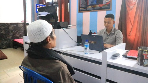 MA, pimpinan ponpes pelaku pencabulan dan pemerkosaan santriwati di Lombok Barat saat dilakukan BAP di kantor polisi, Senin (10/6/2024). (Dok. Polres Lombok Barat)