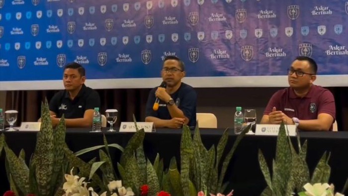 Manajemen saat mengenalkan Aji Santoso sebagai pelatih PSPS Riau. (Foto: Istimewa).