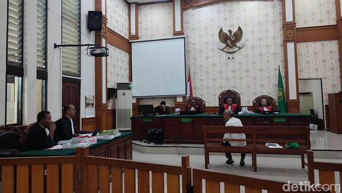 Mantan Ketua LPD Tamblang I Ketut Rencana menjalani sidang di PN Denpasar, Selasa (11/6/2024).