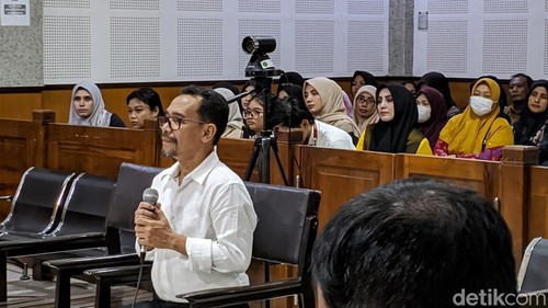 Mantan Wali Kota Bima Muhammad Lutfi saat menjalani persidangan di PN Tipikor Mataram. (Ahmad Viqi/detikBali)