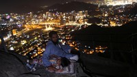 Di depan pintu masuk gua, terdapat balai kecil yang bisa dipakai istirhat sejenak. Dari balai itu pula, suasana Kota Makkah terlihat jelas dari semua sisi. Jika kita memandang ke arah selatan, di sana tampak menara Masjidil Haram yang menjulang ke langit. (REUTERS/Saleh Salem)