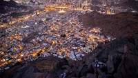 Dari puncak Jabal Nur, pengunjung juga bisa melihat pemandangan Masjidil Haram. Foto: (REUTERS/Saleh Salem)
