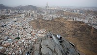 Untuk sampai ke Gua Hira dari Jabal Nur, masih butuh waktu 1,5 jam. Medan yang dilalui cukup terjal dan menanjak. Puncak Jabal Nur sendiri memiliki tinggi sekitar 640 meter. Foto: (REUTERS/Mohamad Torokman)