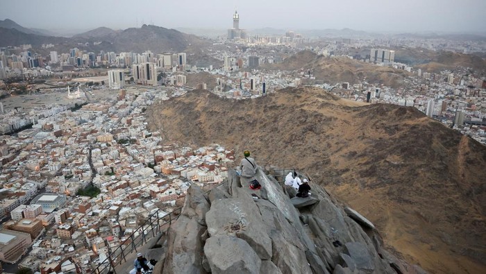 A general view as Muslim pilgrims visit Mount Al-Noor, where Muslims believe Prophet Mohammad received the first words of the Koran through Gabriel in the Hira cave, ahead of the annual haj pilgrimage in the holy city of Mecca, Saudi Arabia, June 11, 2024. REUTERS/Mohammed Torokman