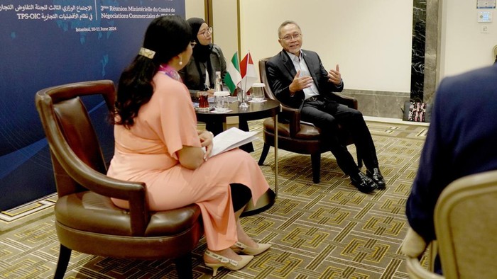 Mendag Zulhas Siap Ajak Kadin untuk Misi Dagang ke Nigeria Menteri Perdagangan RI Zulkifli Hasan (Zulhas) kembali melakukan pertemuan bilateral saat kunjungan kerja di sela-sela pertemuan para menteri perdagangan dan investasi negara OKI di Turki.