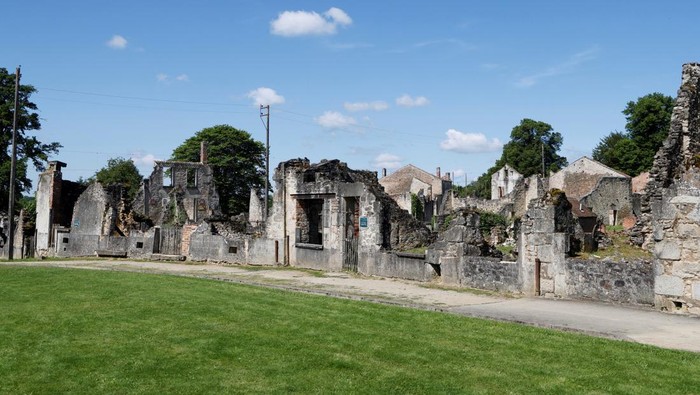 Mengunjungi Desa Hantu Tempat Kekejaman Perang Dunia II A general view shows the remains of houses damaged during WWII ahead of French President Emmanuel Macron's visit to attend a ceremony to mark the 80th anniversary of the massacre of 643 persons by Nazi German forces, in Oradour-sur-Glane, France, June 10, 2024. LUDOVIC MARIN/Pool via REUTERS
