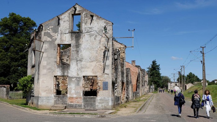 Mengunjungi Desa Hantu Tempat Kekejaman Perang Dunia II A general view shows the remains of houses damaged during WWII ahead of French President Emmanuel Macron's visit to attend a ceremony to mark the 80th anniversary of the massacre of 643 persons by Nazi German forces, in Oradour-sur-Glane, France, June 10, 2024. LUDOVIC MARIN/Pool via REUTERS