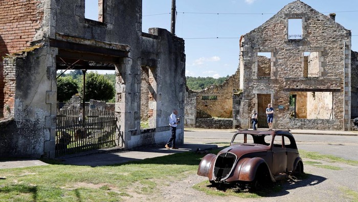 Mengunjungi Desa Hantu Tempat Kekejaman Perang Dunia II A general view shows the remains of houses damaged during WWII ahead of French President Emmanuel Macron's visit to attend a ceremony to mark the 80th anniversary of the massacre of 643 persons by Nazi German forces, in Oradour-sur-Glane, France, June 10, 2024. LUDOVIC MARIN/Pool via REUTERS