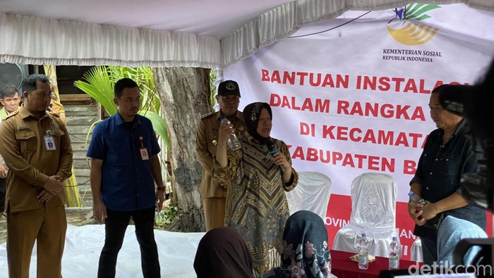 Mensos Risma di Sungai Pitung, Kalsel. (Devi Puspitasari/detikcom)