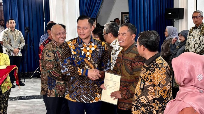 Menteri Agraria dan Tata Ruang/Kepala Badan Pertanahan Nasional (ATR/BPN), Agus Harimurti Yudhoyono (AHY) menyerahkan 136 Sertifikat Tanah Elektronik bagi masyarakat dan pemerintah daerah (Pemda) se-Jawa Barat pada Minggu (9/6/2024).