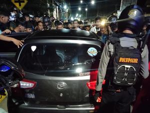 Apes Pria di Bone Bawa Kabur Istri Orang Diamuk Massa gegara Tabrak Lari
