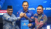 Dalam kesempatan itu, AHY juga mengusung Michael Wattimena sebagai cawagubnya.