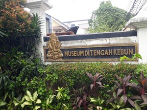 Jelajah Museum di Tengah Kebun, Koleksi Barang Unik dan Antik