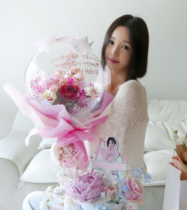 Dalam acara fanmeeting, pemain Bloody Romance tersebut pun berinteraksi dengan penggemar dan melantunkan suara indahnya yang sudah lama tiak diperdengarkan. Ia sendiri diketahui baru kembali merilis lagu baru bertajuk HALO. Lagu itu sengaja dibuat untuk mengenang masa lalunya bersama penggemar. Foto: Instagram Nam Gyu Ri