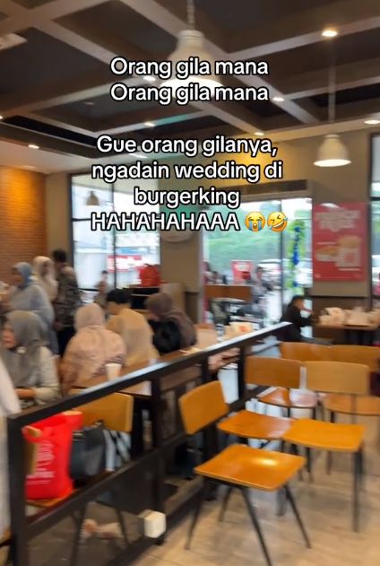 Unik! Pasangan Ini Pilih Menikah di Restoran Burger Cepat Saji di Depok