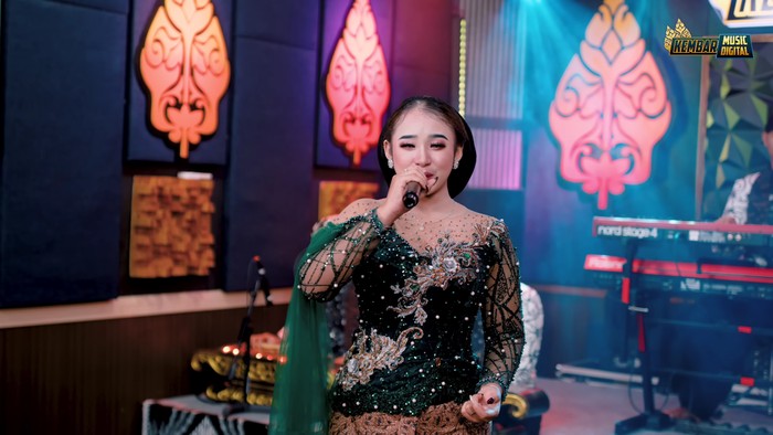 Niken Salindry menyanyikan lagu Langgeng Dayaning Rasa (LDR) versi campursari.