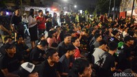 Ratusan warga tua dan muda tumplek blek jadi satu bahkan sampai meluber hingga jalan demi nobar Indonesia vs Filipina. (Foto: Rifki Afifan Pridiasto)
