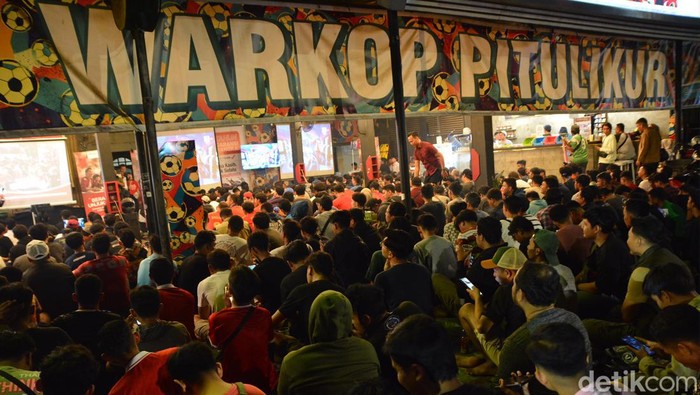 Nobar Timnas Indonesia di Surabaya