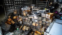 Sekitar 100 toko hewan yang ada di pasar tersebut hangus terbakar.  