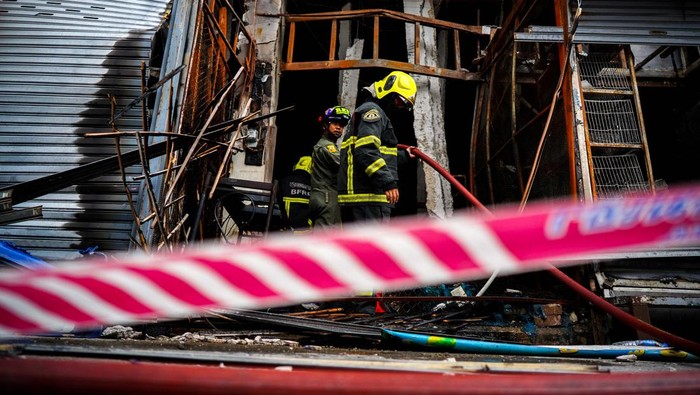 Firefighters work to extinguish a fire, in which exotic animals, reptiles, and pets perished at Chatuchak Weekend Market in Bangkok, Thailand, June 11, 2024. REUTERS/Athit Perawongmetha