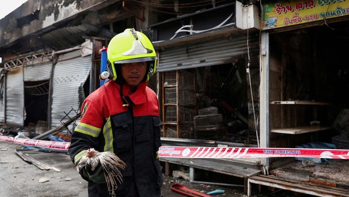Pasar Terbakar, Ribuan Reptil Terpanggang Firefighters work to extinguish a fire, in which exotic animals, reptiles, and pets perished at Chatuchak Weekend Market in Bangkok, Thailand, June 11, 2024. REUTERS/Athit Perawongmetha