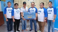 Branch Manager Astra Credit Companies (ACC) Denpasar Ary Wiadnyana (ketiga dari kanan) didampingi ARManagement Head ACC Renon Dedi Hasiholan dan pejabat ACC Denpasar memberikan dukungan pembinaan dan sarana edukasi di Konservasi Penyu Saba Asri, Gianyar, Bali.