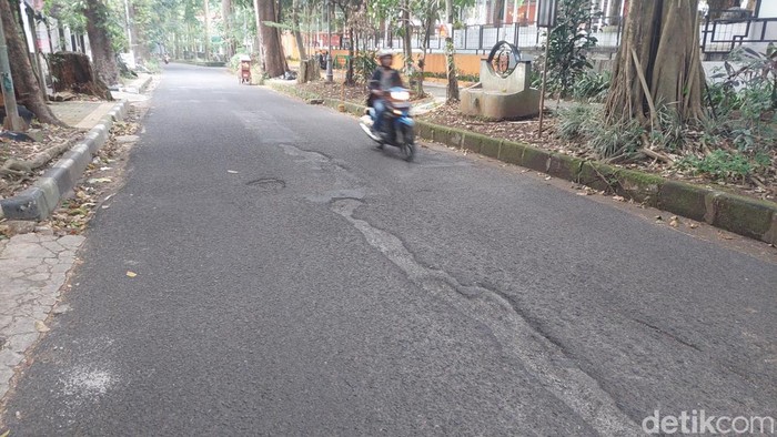 Penampakan kerusakan jalan di Jalan Ciungwanara, Kota Bandung