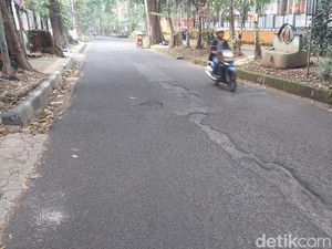 Awas! Lubang di Jalan Ciungwanara Bandung Berpotensi Membahayakan