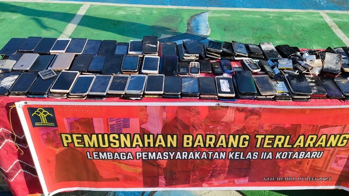 Penampakan ratusan HP milik napi yang disita Lapas Kelas IIA Kotabaru.