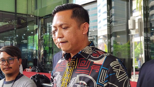 Pengacara staf Hasto, Ronny Talapessy, di Gedung ACLC KPK (Adrial/detikcom)