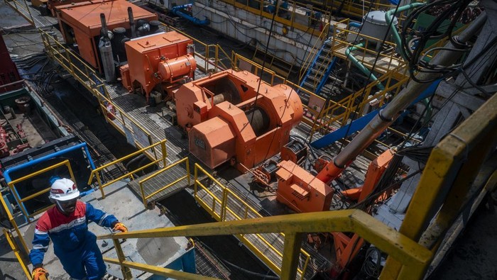 Pekerja Pertamina EP Papua Field melakukan pengawasan kegiatan Drilling Steam Test (DST) di area pengeboran sumur eksplorasi Buah Merah (BMR)-001, Distrik Klasafet, Kabupaten Sorong, Provinsi Papua Barat Daya, Senin (10/6/2024). Pengeboran sumur eksplorasi Buah Merah (BMR)-001 dilakukan untuk membuktikan keberadaan sumber daya migas dari wilayah timur Indonesia sehingga dapat berkontribusi dalam memenuhi kebutuhan pasokan migas dalam negeri serta mendukung pencapaian target produksi nasional. ANTARA FOTO/Erlangga Bregas Prakoso/aww/tom.