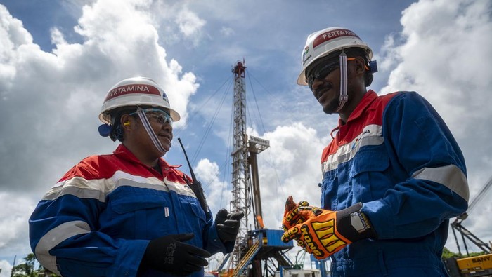 Pekerja Pertamina EP Papua Field melakukan pengawasan kegiatan Drilling Steam Test (DST) di area pengeboran sumur eksplorasi Buah Merah (BMR)-001, Distrik Klasafet, Kabupaten Sorong, Provinsi Papua Barat Daya, Senin (10/6/2024). Pengeboran sumur eksplorasi Buah Merah (BMR)-001 dilakukan untuk membuktikan keberadaan sumber daya migas dari wilayah timur Indonesia sehingga dapat berkontribusi dalam memenuhi kebutuhan pasokan migas dalam negeri serta mendukung pencapaian target produksi nasional. ANTARA FOTO/Erlangga Bregas Prakoso/aww/tom.