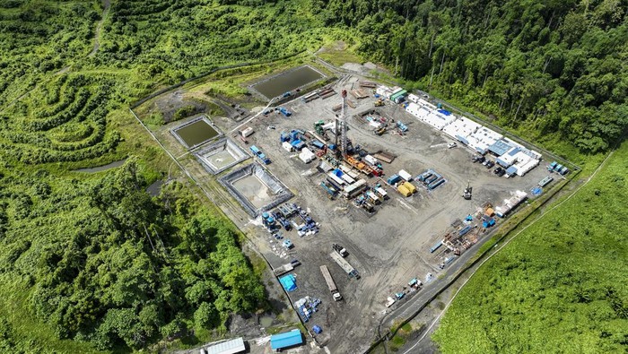 Pekerja Pertamina EP Papua Field melakukan pengawasan kegiatan Drilling Steam Test (DST) di area pengeboran sumur eksplorasi Buah Merah (BMR)-001, Distrik Klasafet, Kabupaten Sorong, Provinsi Papua Barat Daya, Senin (10/6/2024). Pengeboran sumur eksplorasi Buah Merah (BMR)-001 dilakukan untuk membuktikan keberadaan sumber daya migas dari wilayah timur Indonesia sehingga dapat berkontribusi dalam memenuhi kebutuhan pasokan migas dalam negeri serta mendukung pencapaian target produksi nasional. ANTARA FOTO/Erlangga Bregas Prakoso/aww/tom.